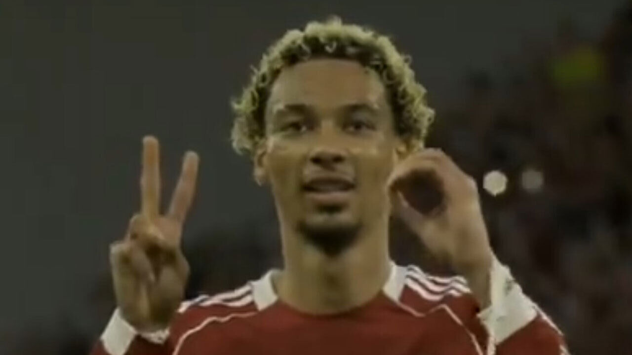 Jogador comemora vitória com sinal de dois com os dedos