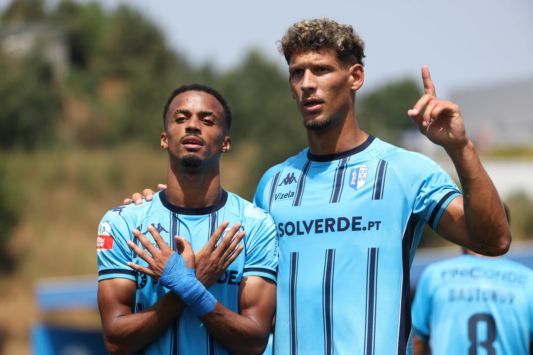 Jogadores do Vizela festejam triunfo frente ao FC Porto B
