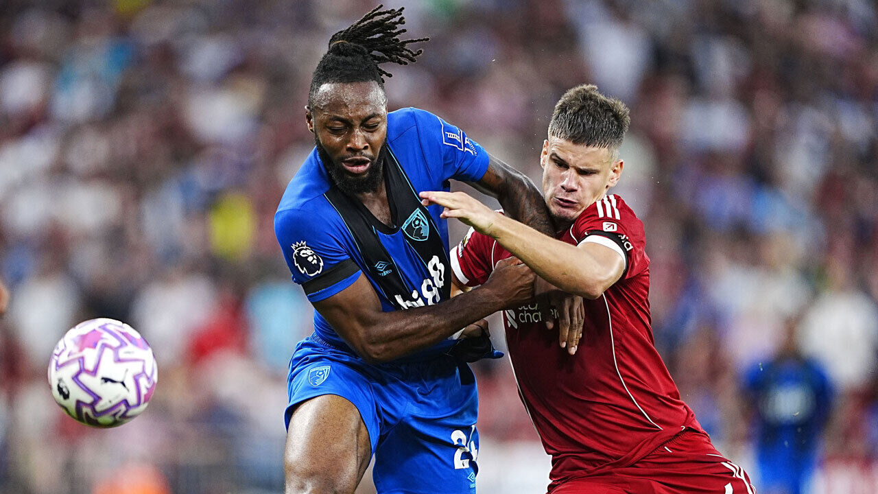 Antoine Semenyo e Kerkez durante o Liverpool-Bournemouth