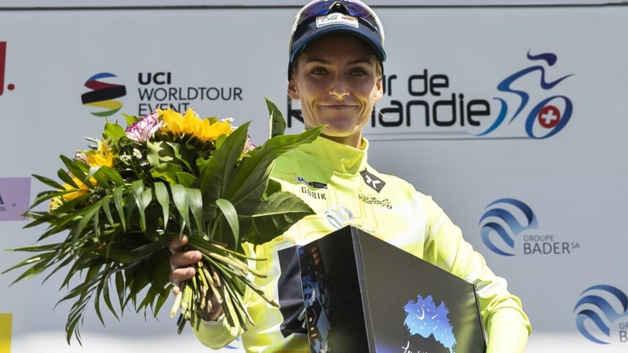 A namorada de Pogacar vence a Volta à Romandia e recebe flores