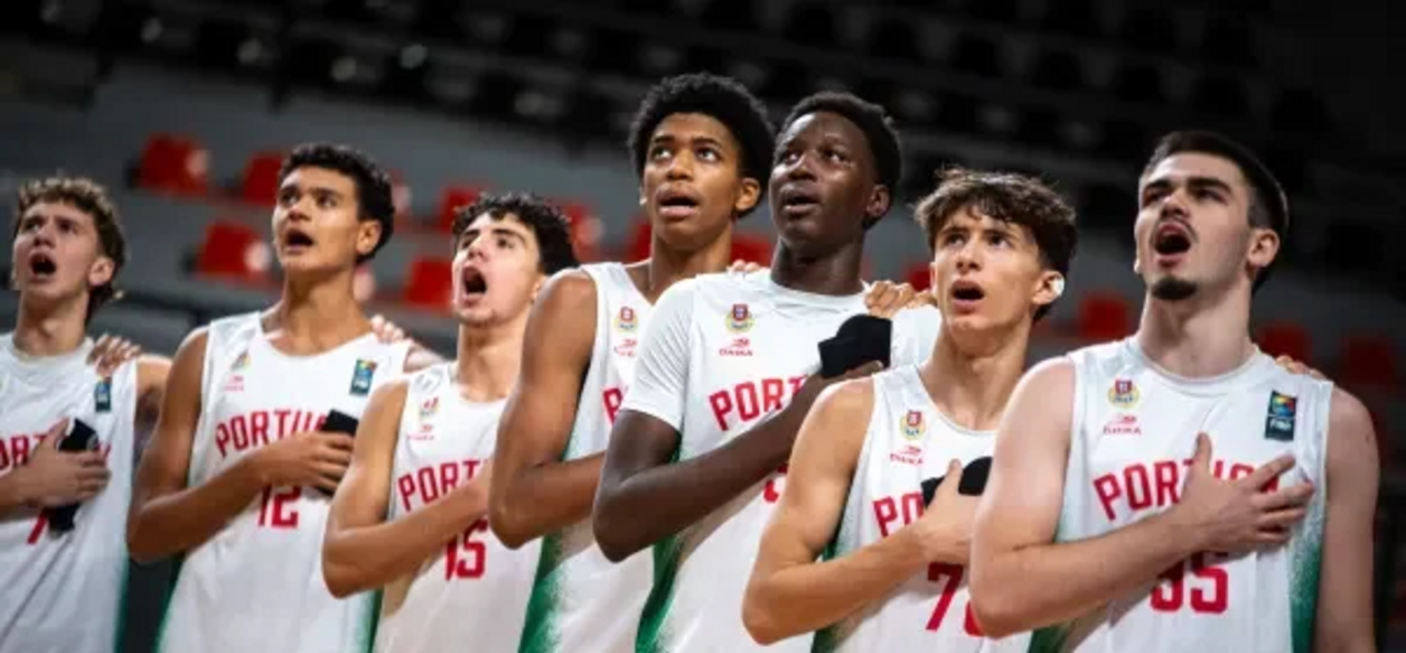 Basquetebolistas sub-16 de Portugal cantam o hino no Europeu Divisão B