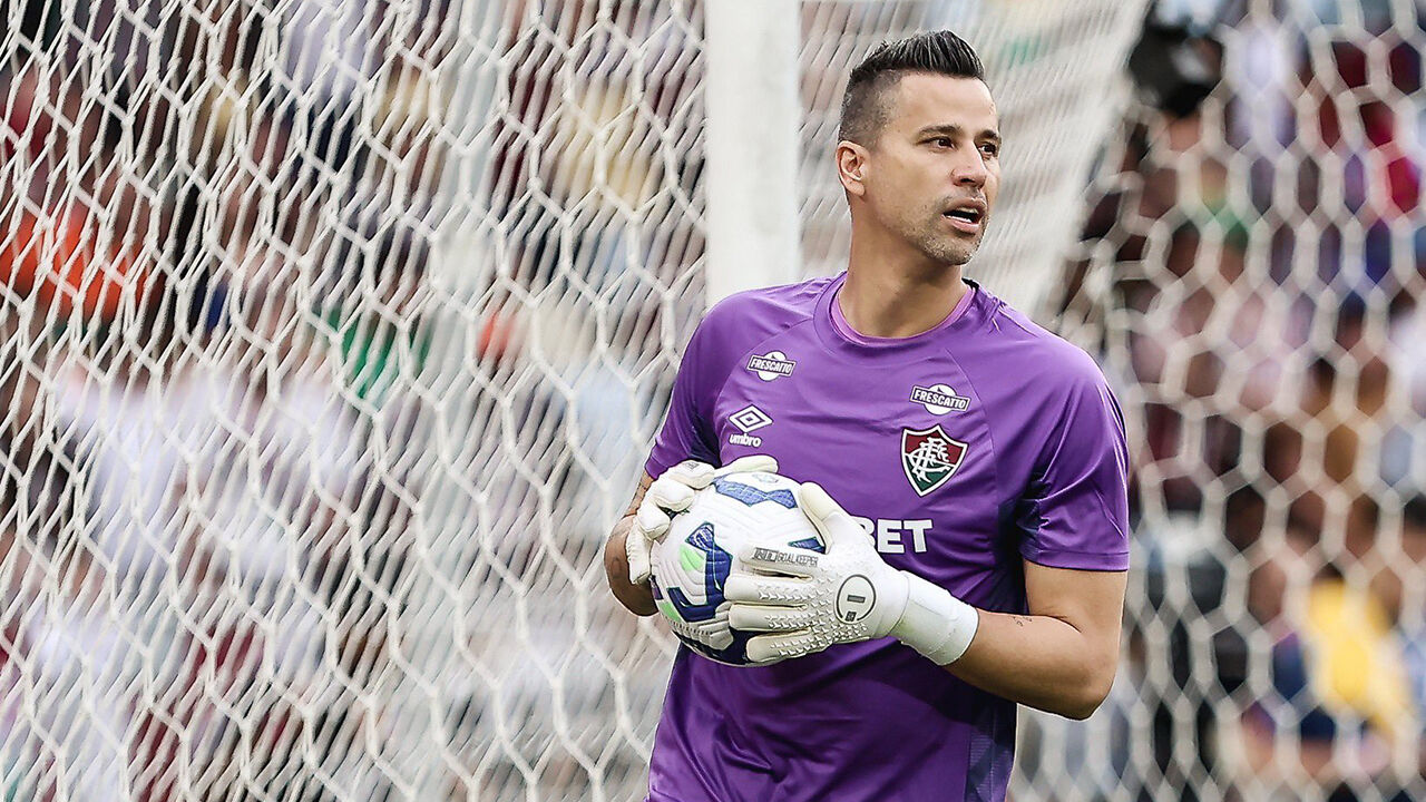 Fábio iguala recorde de Shilton em jogo com vitória do Fluminense sobre o Fortaleza