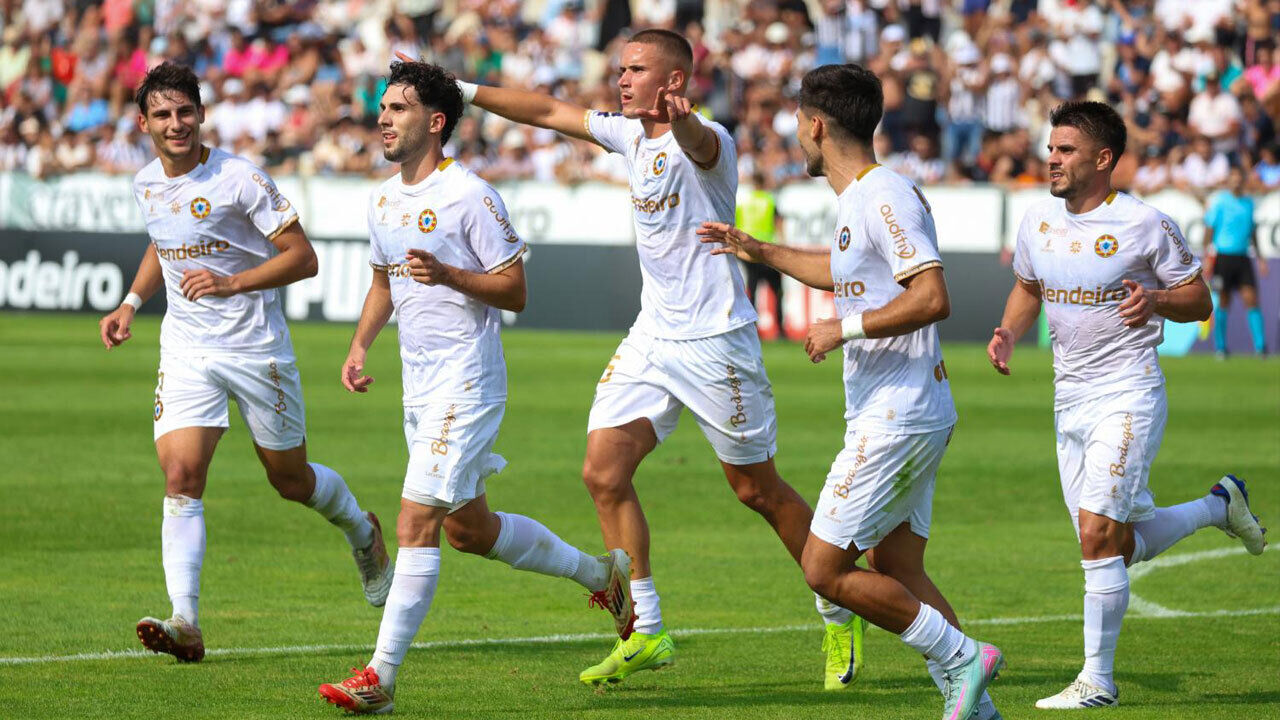 Jogadores do Varzim celebram golo contra o São João de Ver