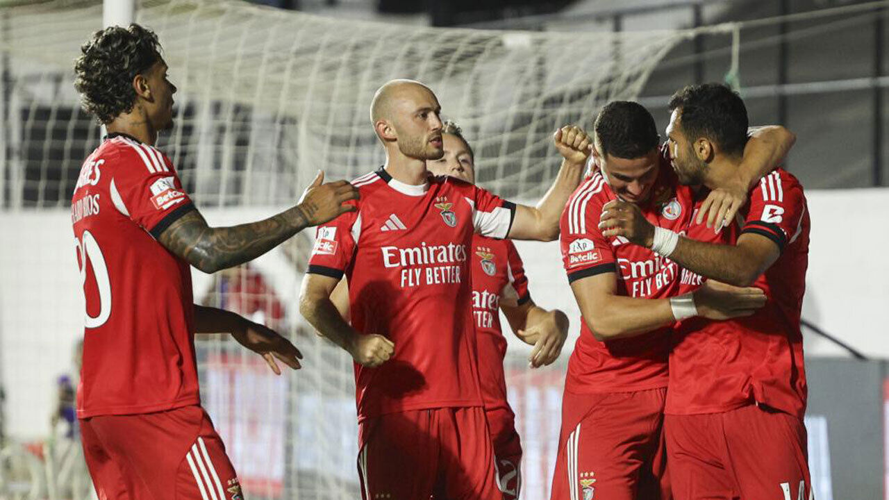 Jogadores do Benfica festejam vitória num jogo