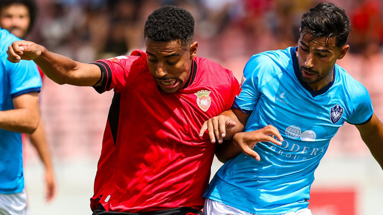 Jogadores de Penafiel e UD Oliveirense disputam a bola 