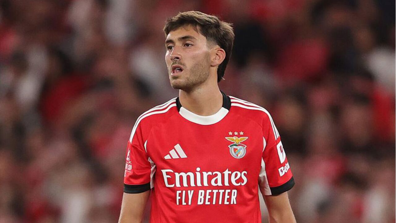 Rafael Obrador, jogador do Benfica, assiste a golo de Gonçalo Oliveira no Seixal