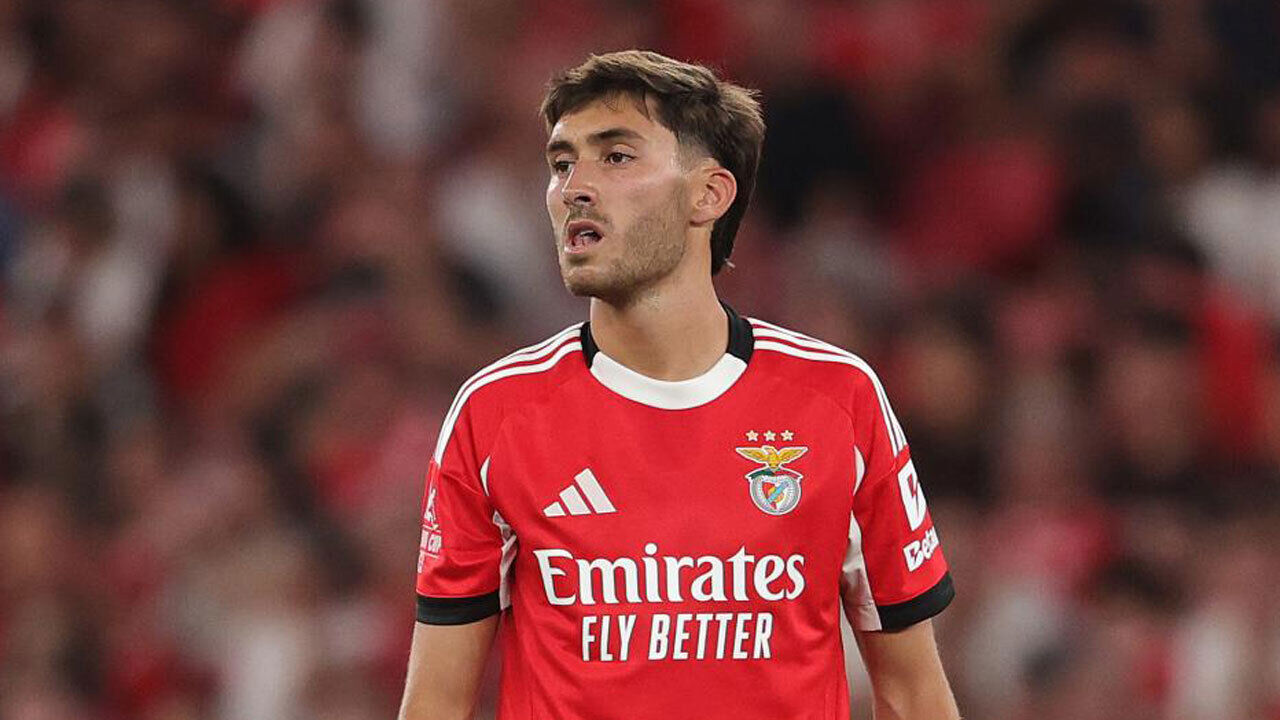 Rafael Obrador, jogador do Benfica, assiste a golo de Gonçalo Oliveira no Seixal