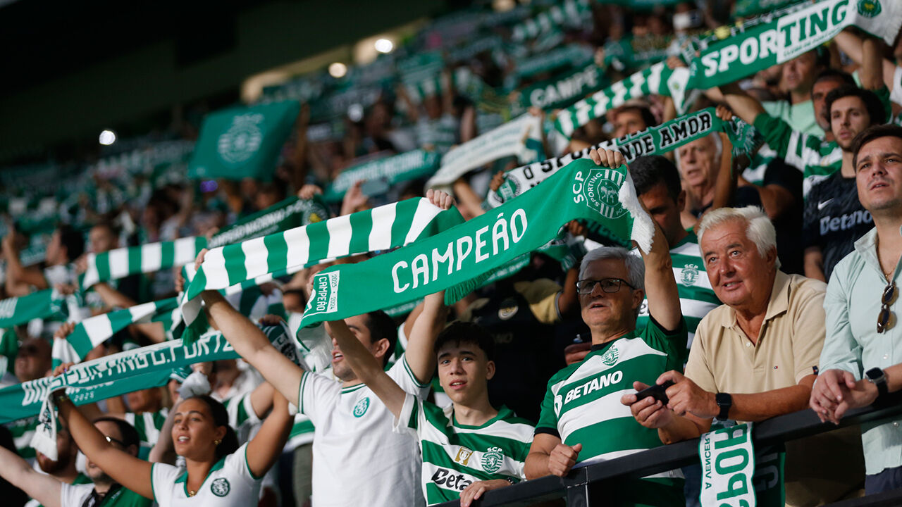 Adeptos do Sporting comemoram com cachecóis e cânticos no estádio