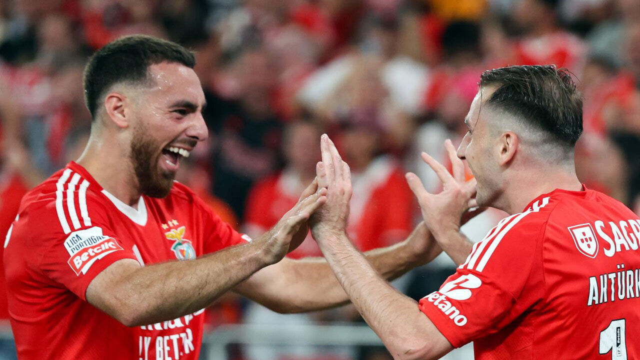 Jogadores do Benfica celebram um golo durante uma partida