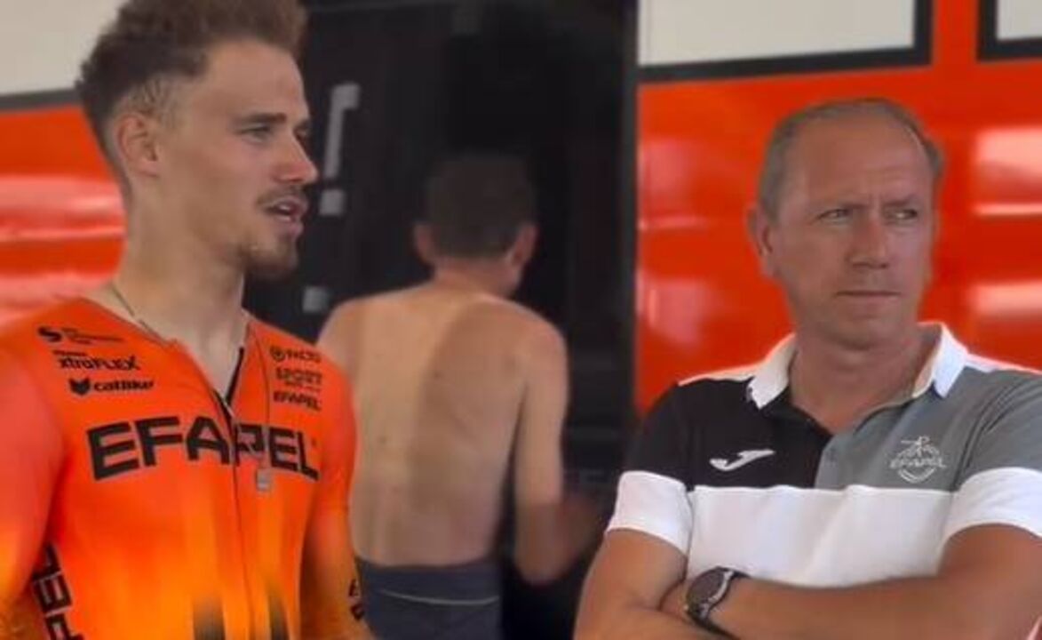 José Azevedo com ciclista da Efapel