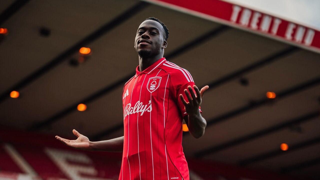 Arnaud Kalimuendo é o mais recente reforço do Nottingham Forest de Nuno Espírito Santo