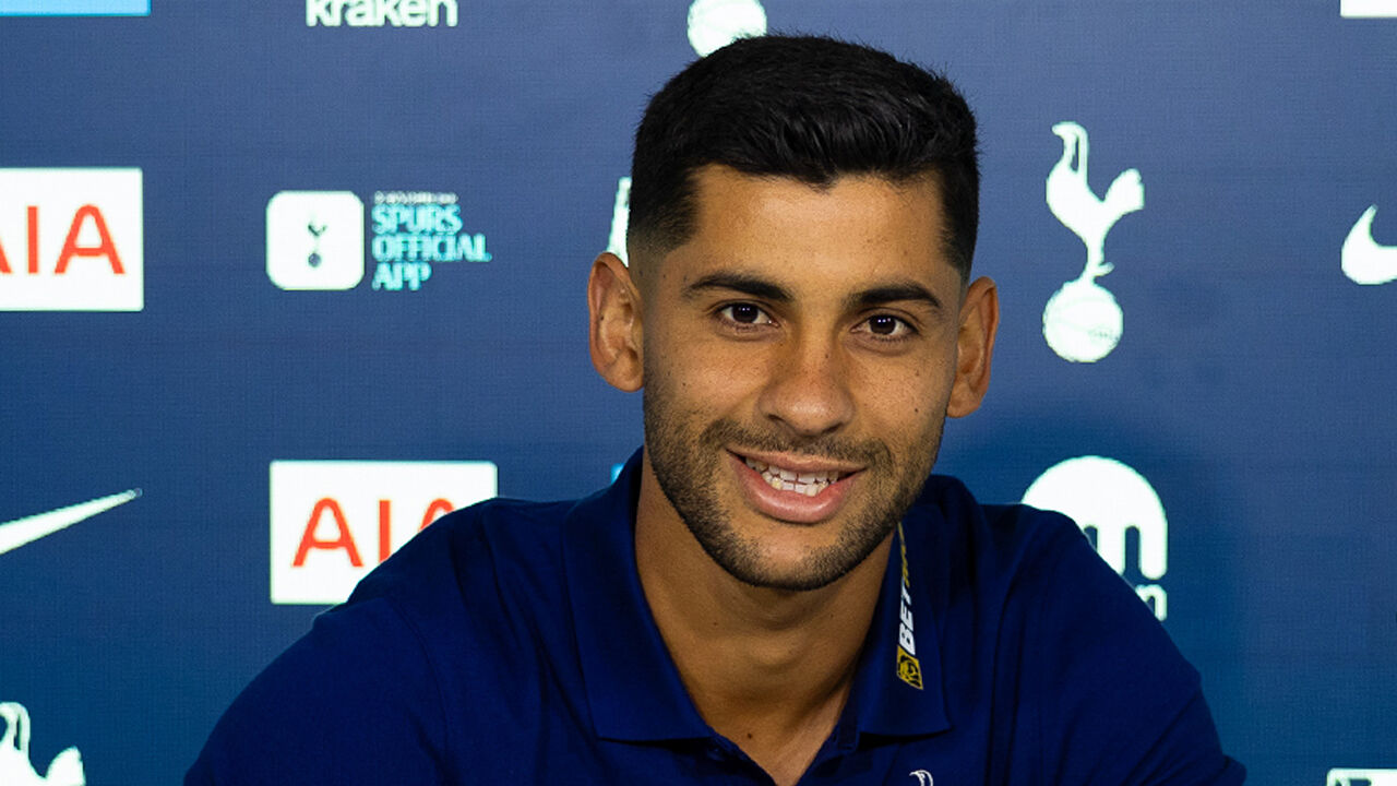 Cristian Romero renova contrato com o Tottenham e continua em Londres