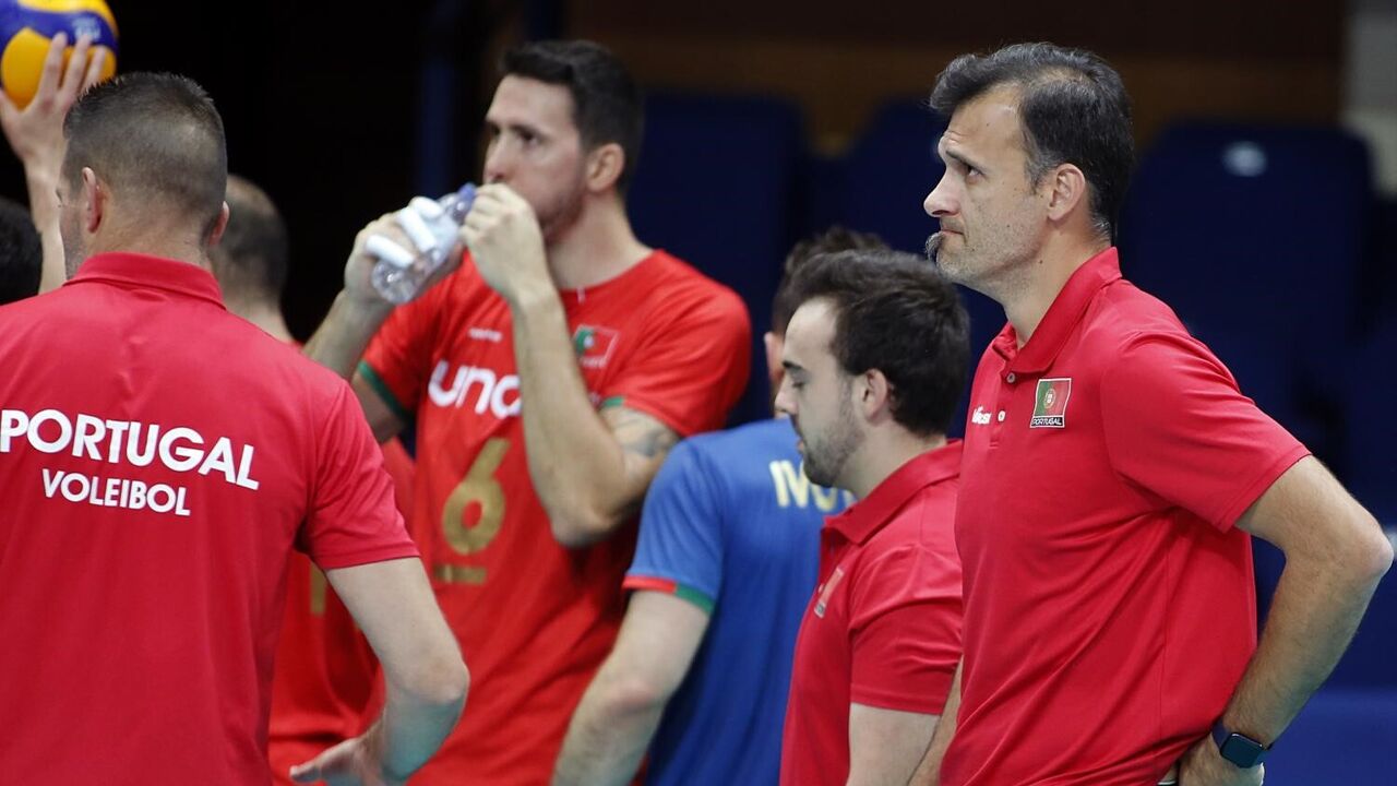 Atletas e equipa técnica da seleção portuguesa de voleibol