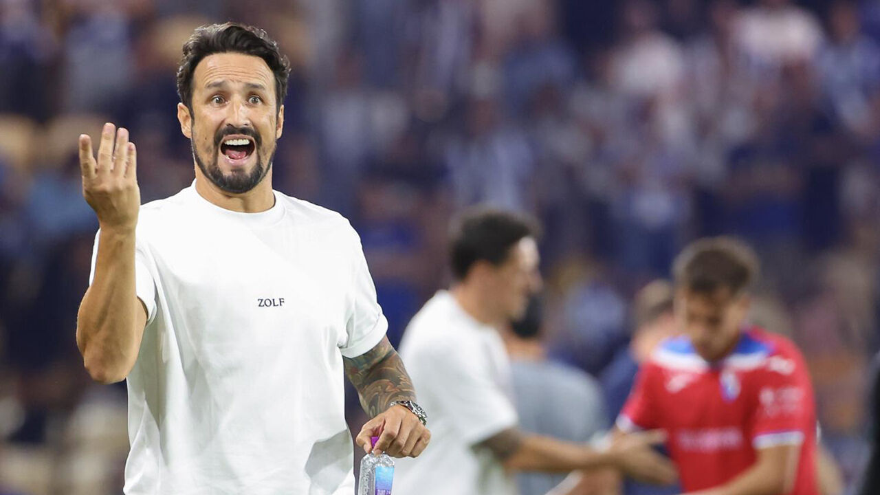 César Peixoto gesticula durante jogo