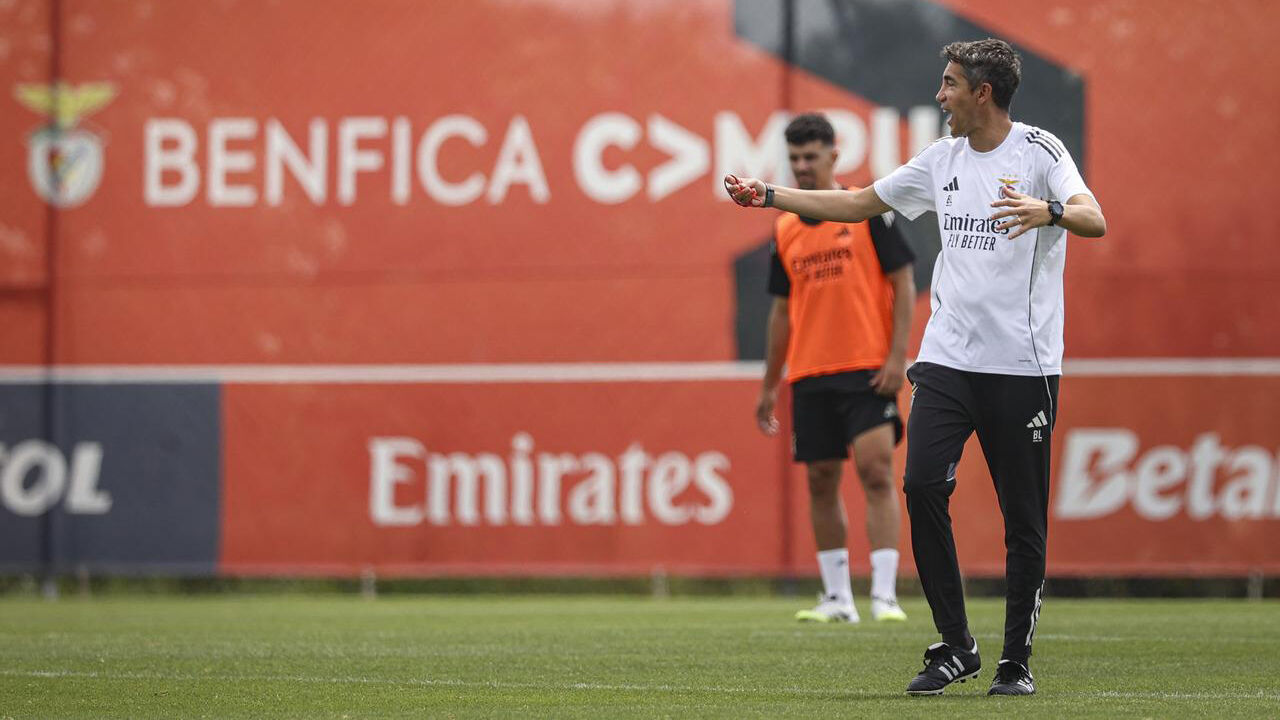 Bruno Lage orienta treino tático do Benfica antes da viagem