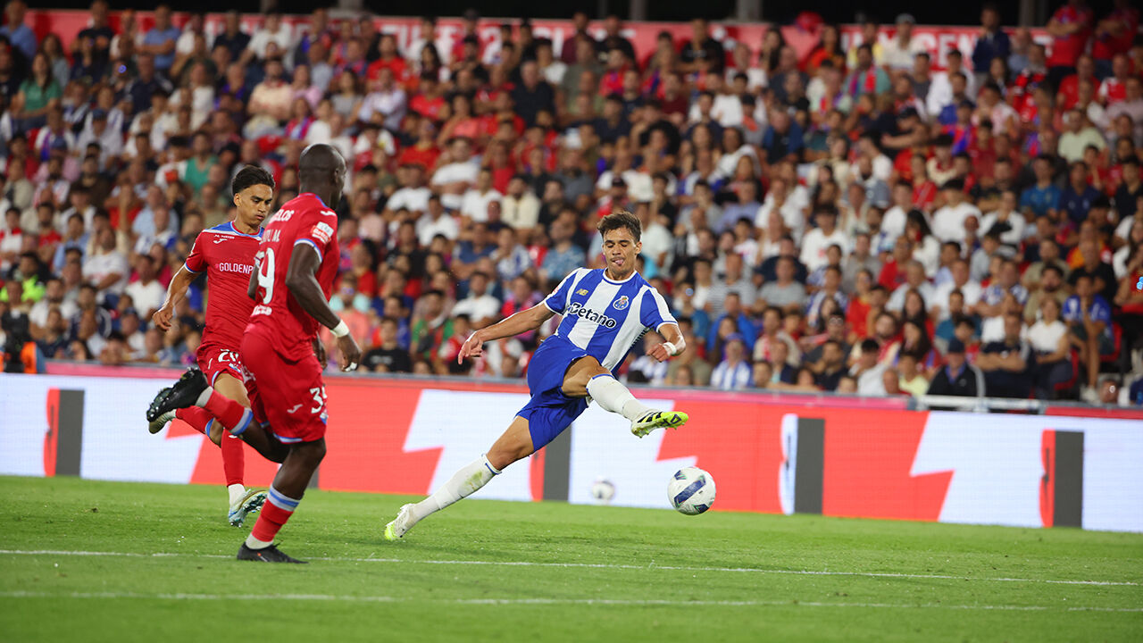 Futebol: jogador do FC Porto em ação durante o jogo com o Gil Vicente