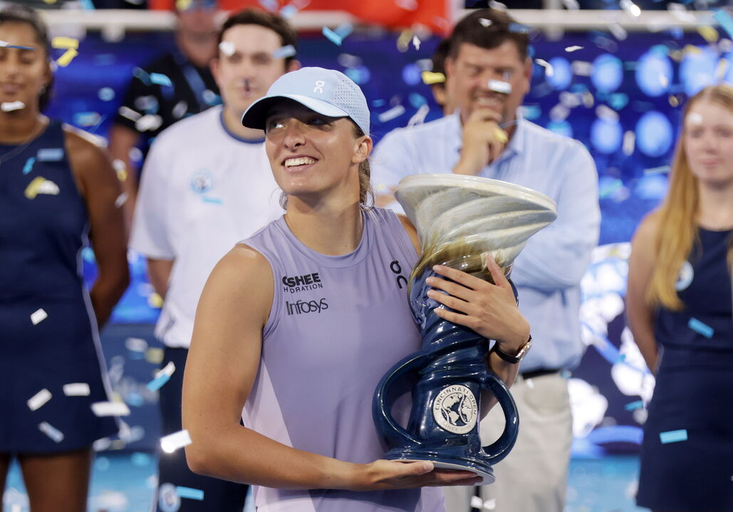 Iga Swiatek celebra conquista do torneio de Cincinnati 