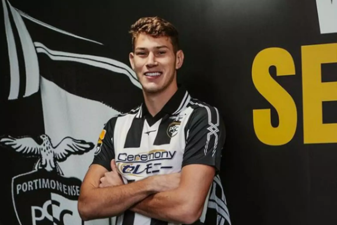 Jogador sorri com a camisola do Portimonense