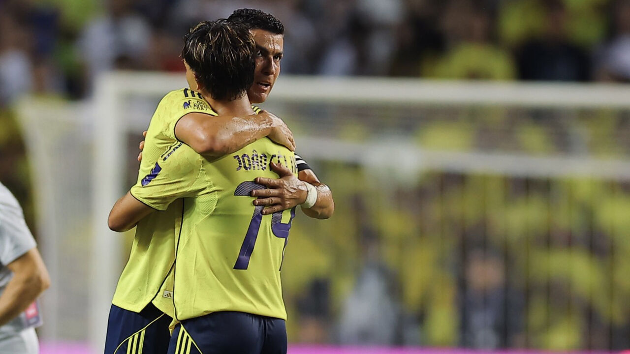 Cristiano Ronaldo e João Félix festejam durante o Al Nassr-Al Ittihad