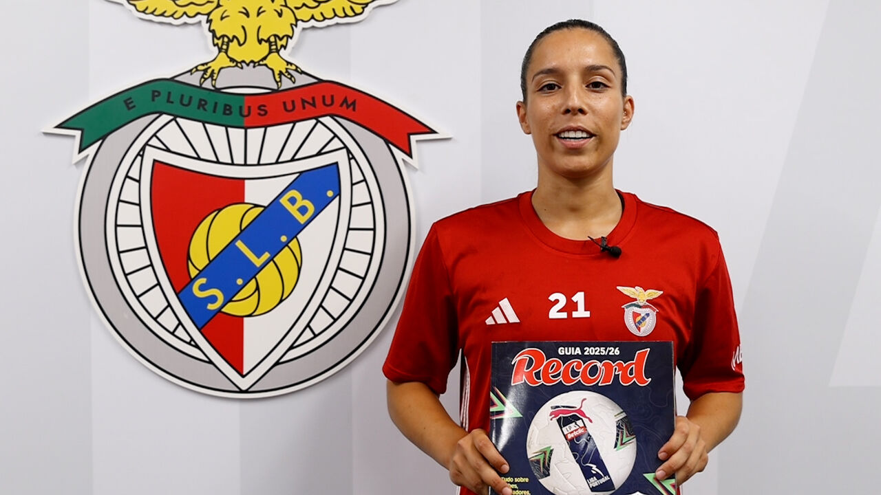 Carolina Monteiro apresenta guia Record 2025/26