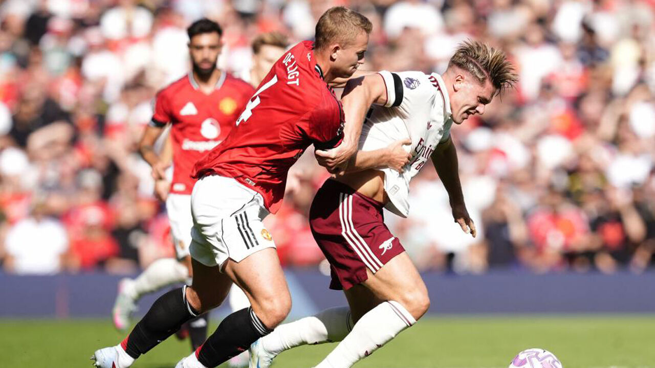 Gyökeres disputa a bola com Matthijs de Ligt durante o jogo com o Manchester United