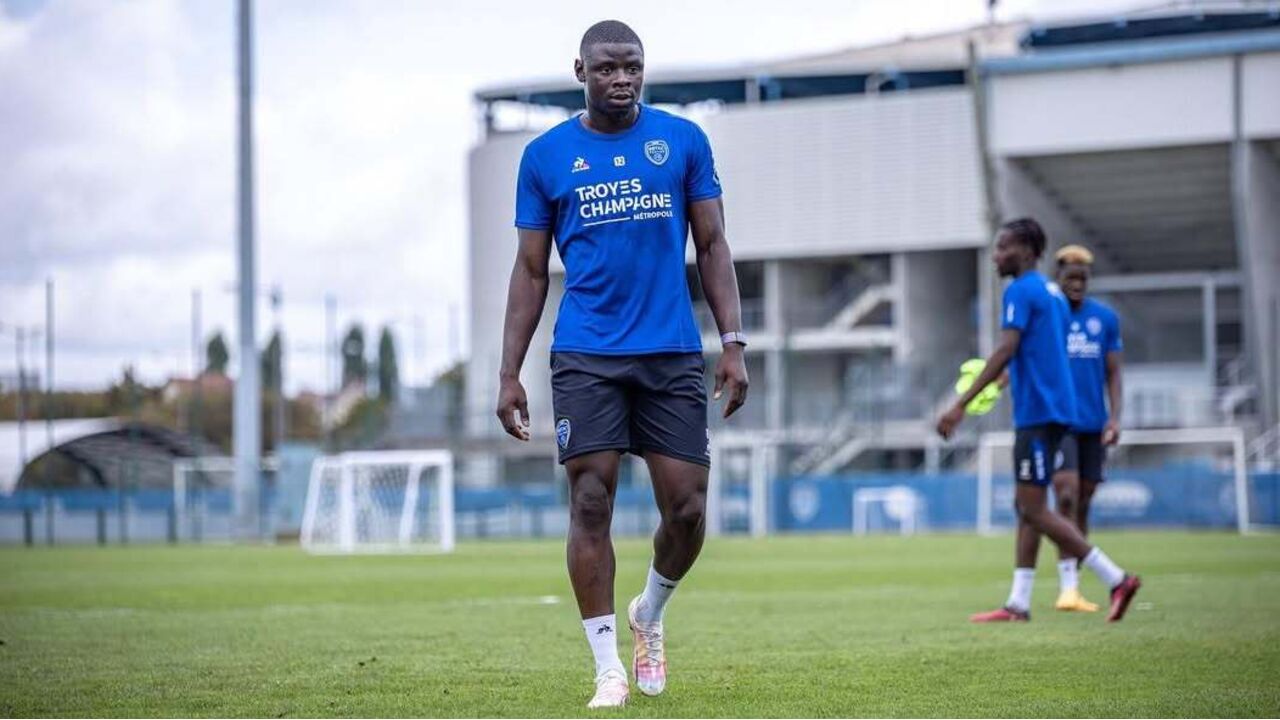 Abdu Conté, lateral do Troyes, apontado ao Alverca e Casa Pia