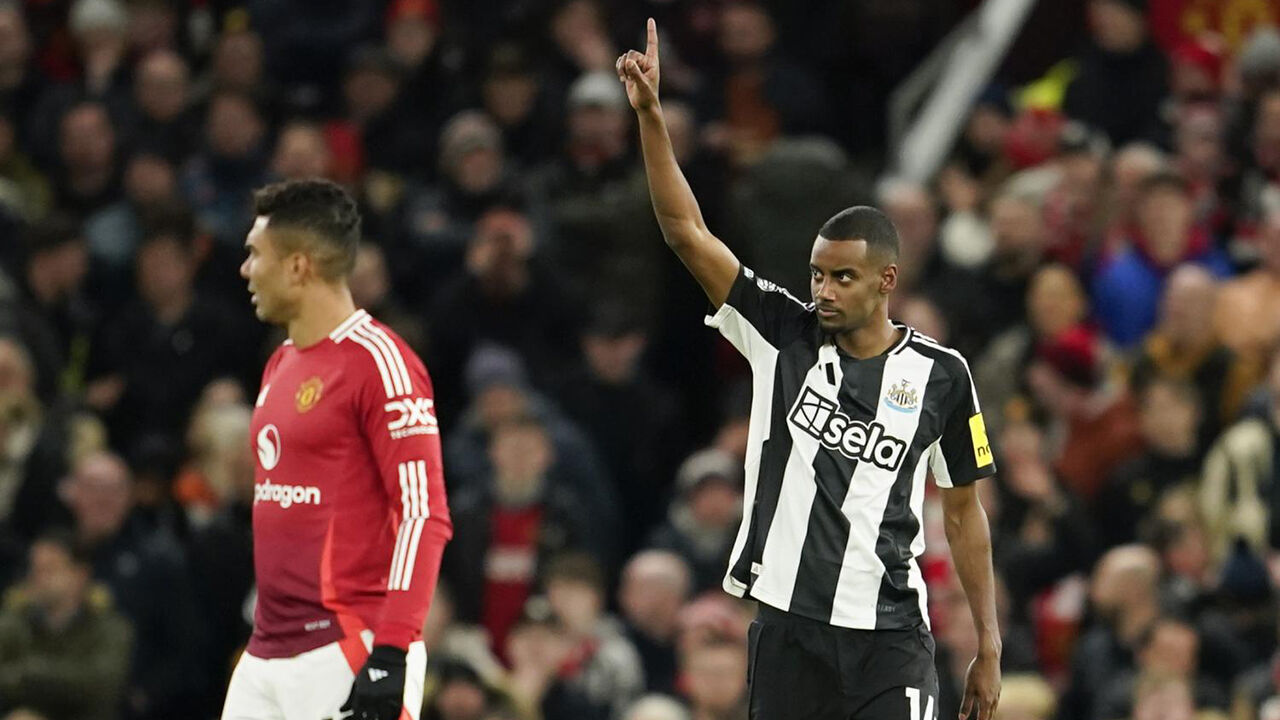 Alexander Isak joga contra o Manchester United