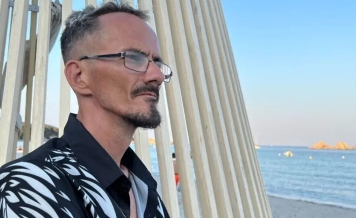 Raphaël Graven morre durante transmissão; autoridades investigam violência e privação de sono