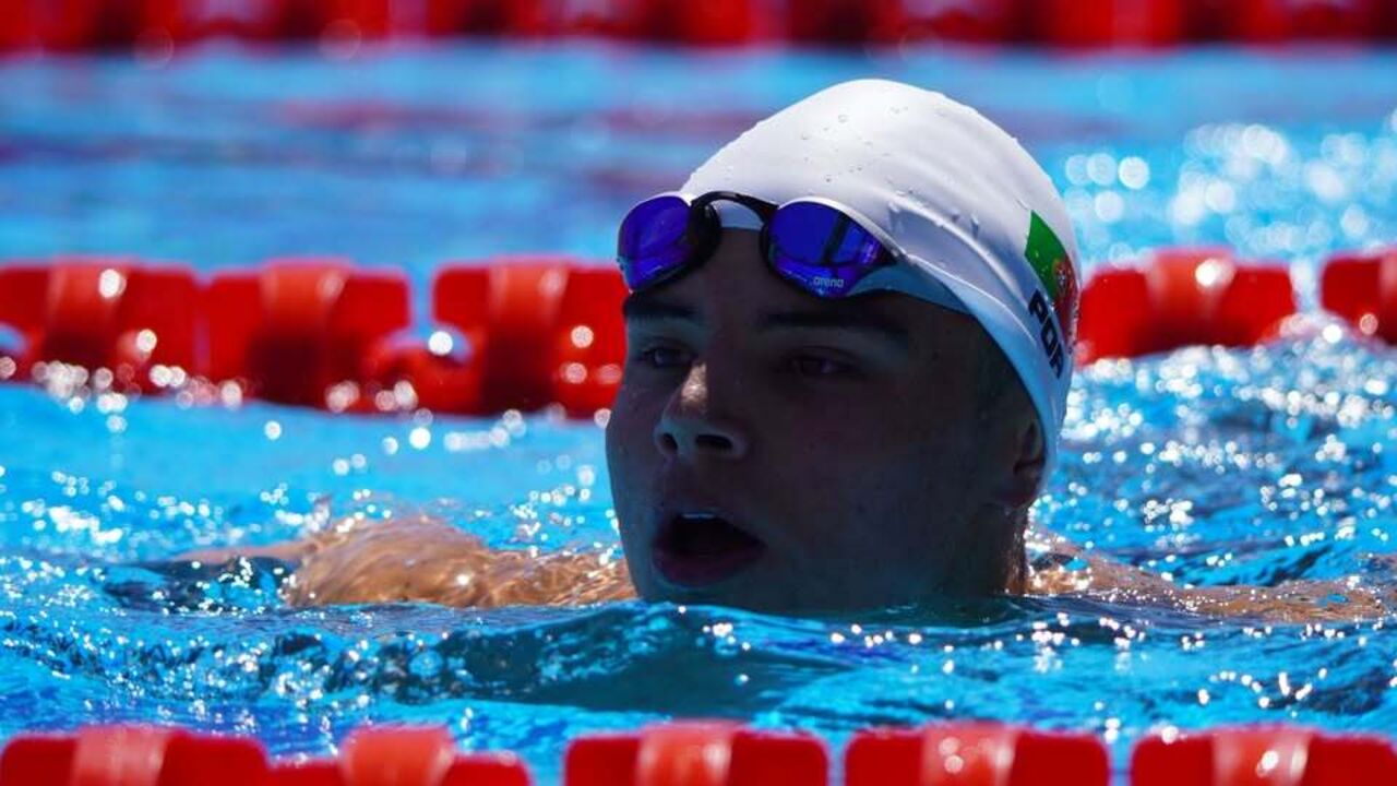 Nadador português compete em piscina