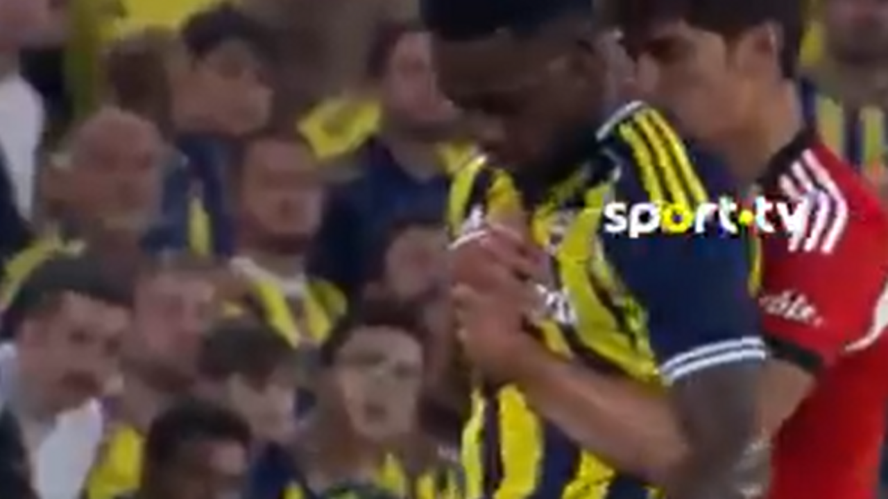 O abraço de António Silva a Jhon Dúran no Fenerbahçe-Benfica