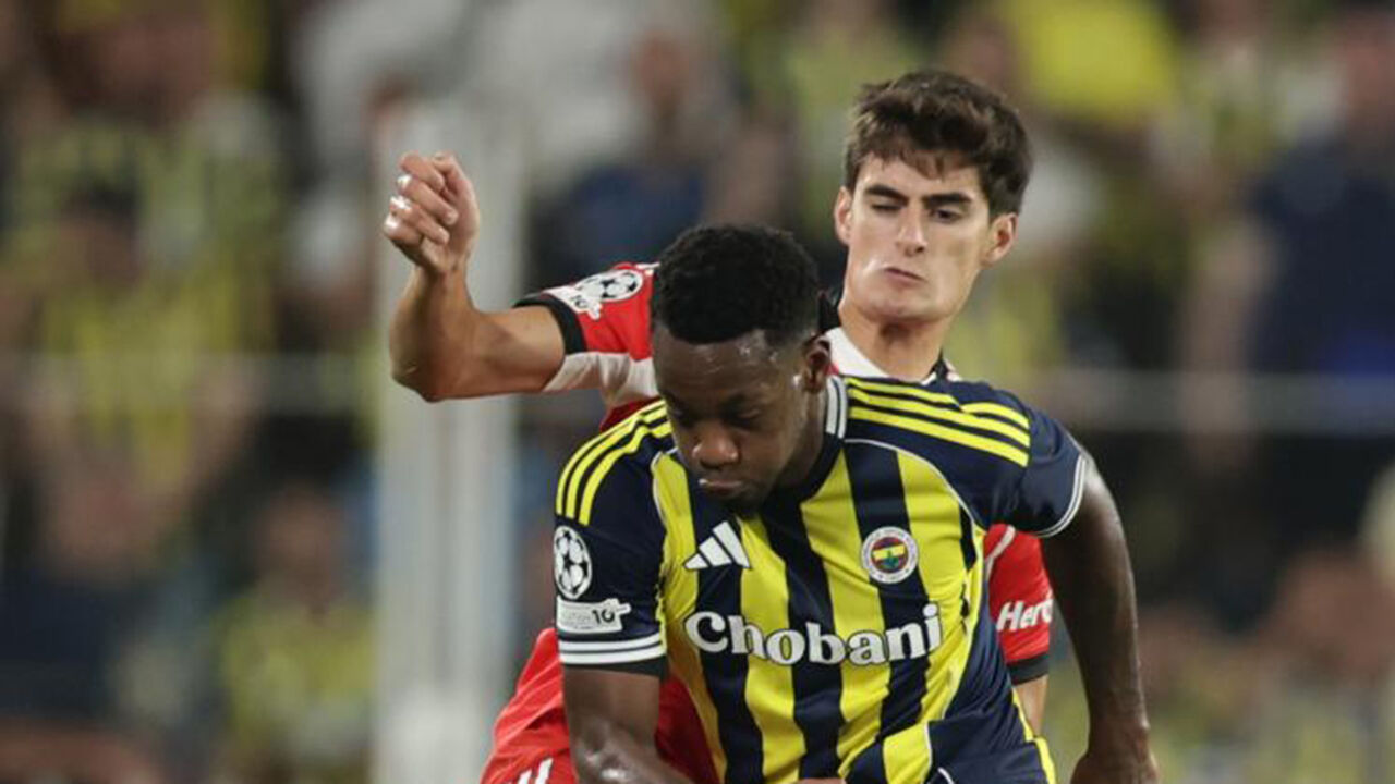 António Silva disputa a bola num jogo