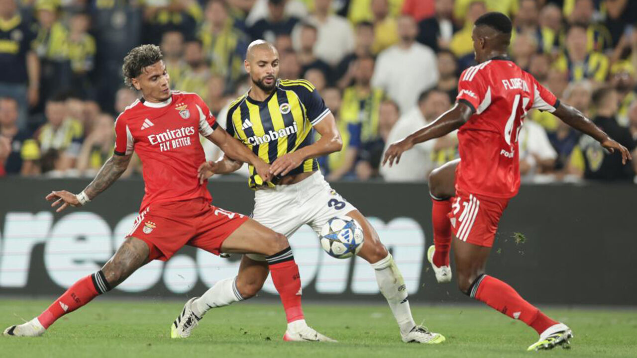 Partida de futebol entre Benfica e Fenerbahçe