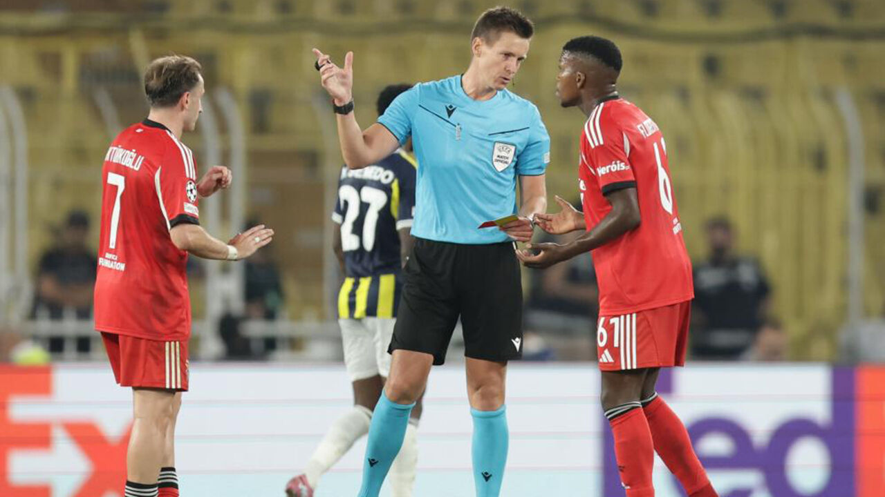 Árbitro mostra cartão vermelho a jogador do Benfica em jogo fora de Portugal