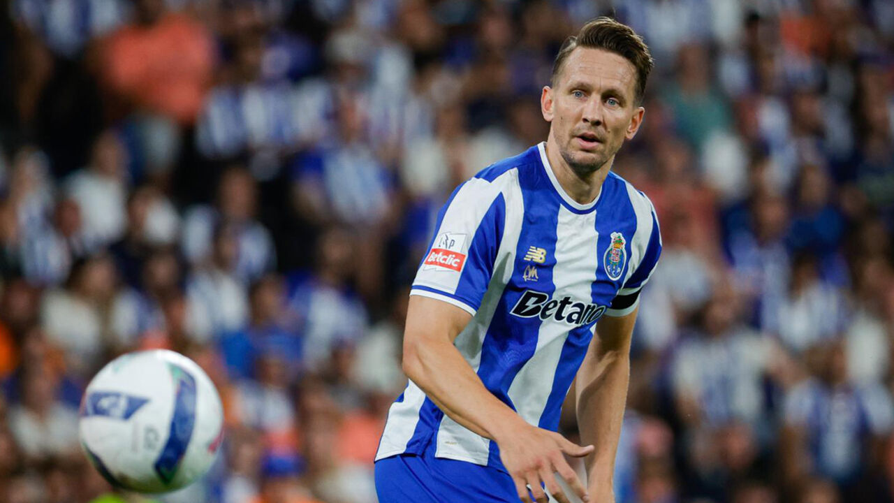 Luuk de Jong prepara estreia a titular no ataque do FC Porto contra Casa Pia