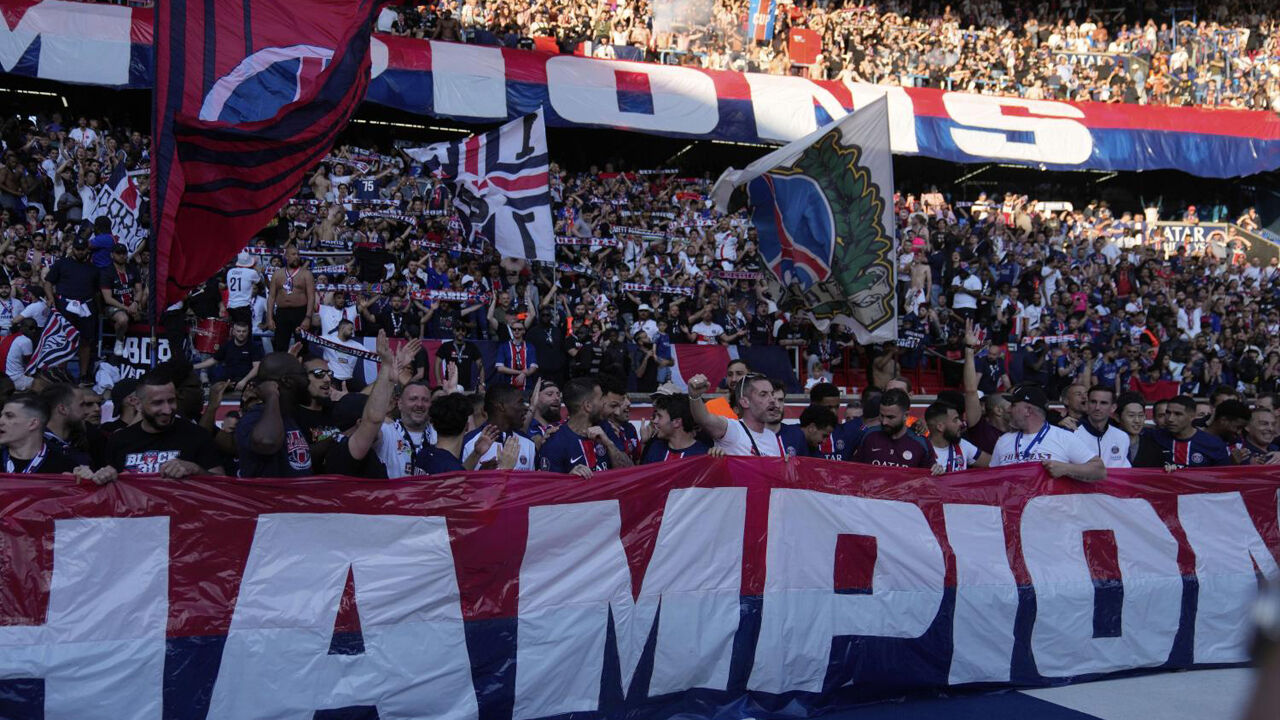 Adeptos do PSG festejam nas bancadas