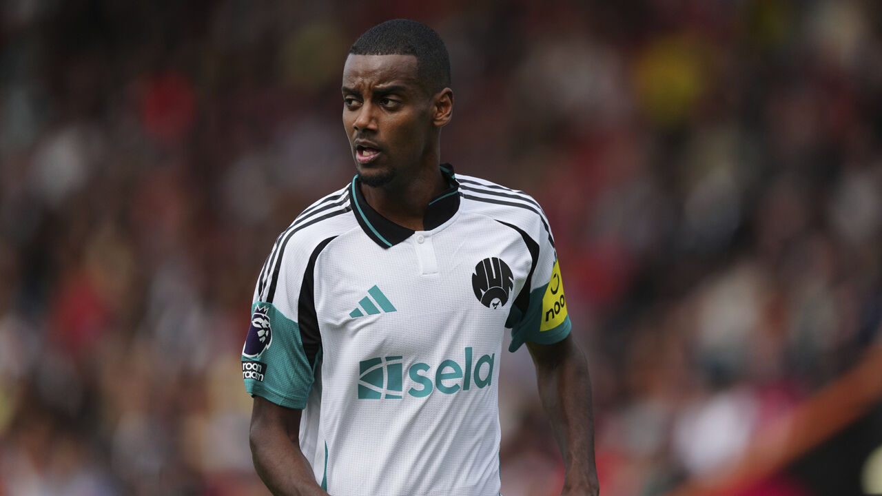 Alexander Isak continua de costas voltadas com o Newcastle