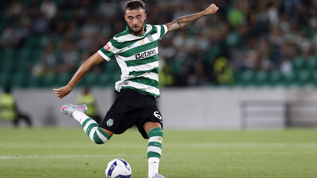 Debast procura cumprir profecia com Rui Borges ao lado.
