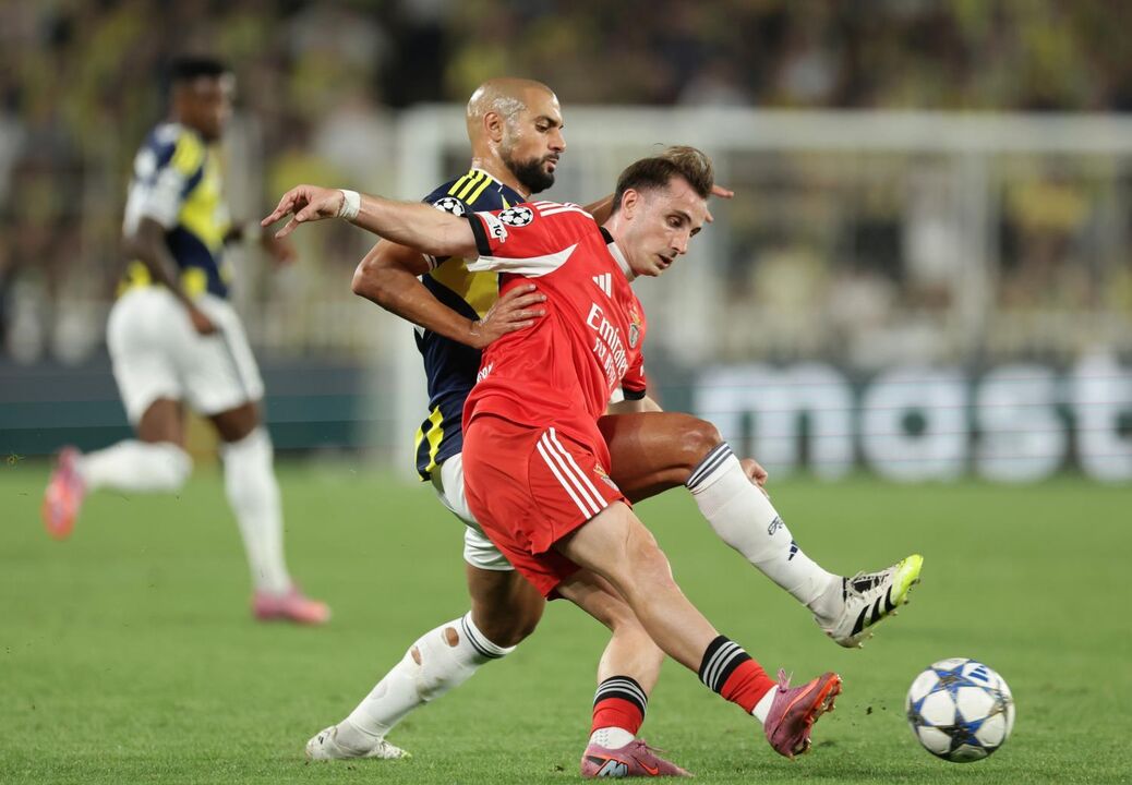 Kerem Aktürkoglu viveu dias intensos nas negociações com o Fenerbahçe, mas manteve-se no clube