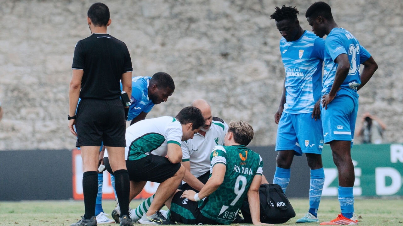 Rui Faria a ser assistido contra o 1.º Dezembro