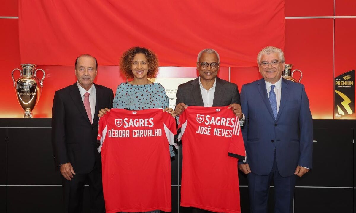 Débora Carvalho e José Neves homenageados pelo Benfica com camisolas personalizadas