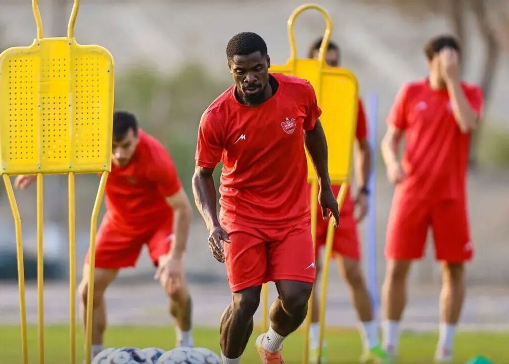 Serge Aurier afastado dos relvados por hepatite B no Persépolis FC