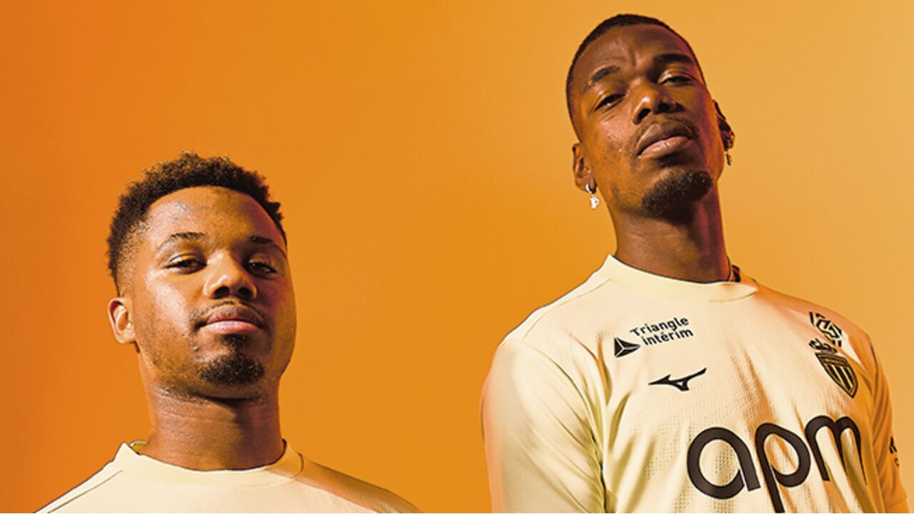 Ansu Fati e Paul Pogba durante a sessão fotográfica para a nova época