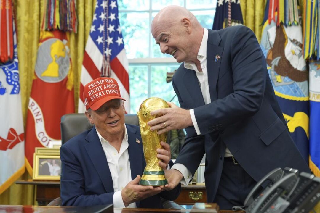 Trump e Infantino com o troféu do Mundial2026, em Washington