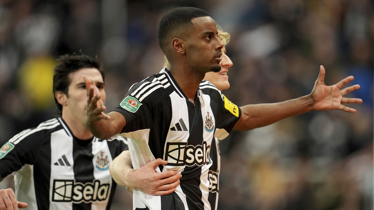 Alexander Isak continua de costas voltadas com o Newcastle