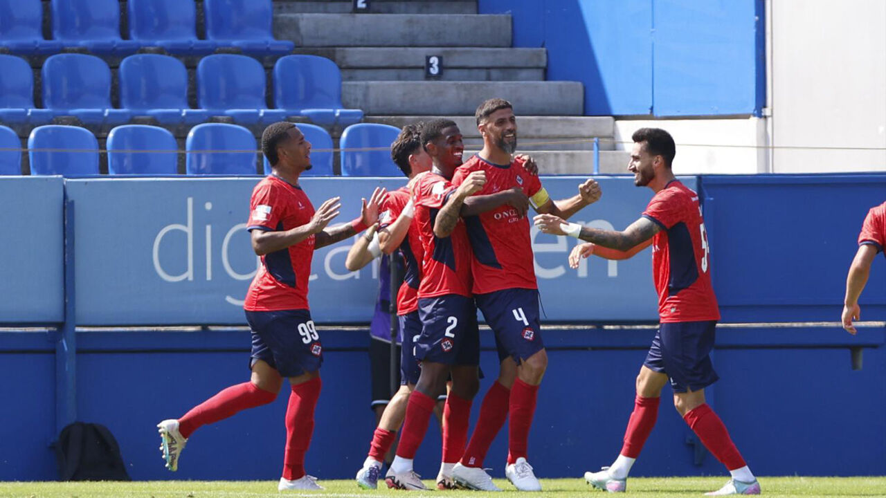 Jogadores da Oliveirense festejam diante do Sporting B