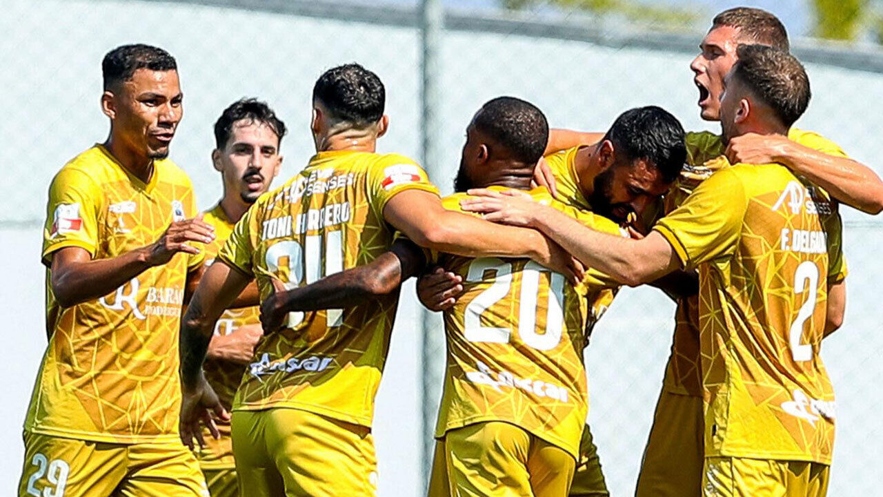 Jogadores do Farense a festejar