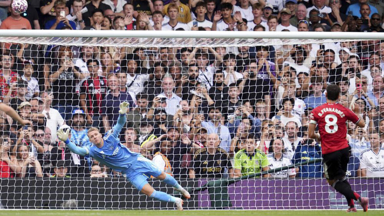 Defesa do guarda-redes impede golo de B.Fernandes em jogo de futebol
