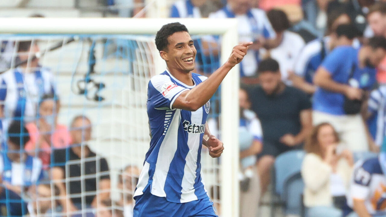 Jogador festeja golo durante um jogo de futebol
