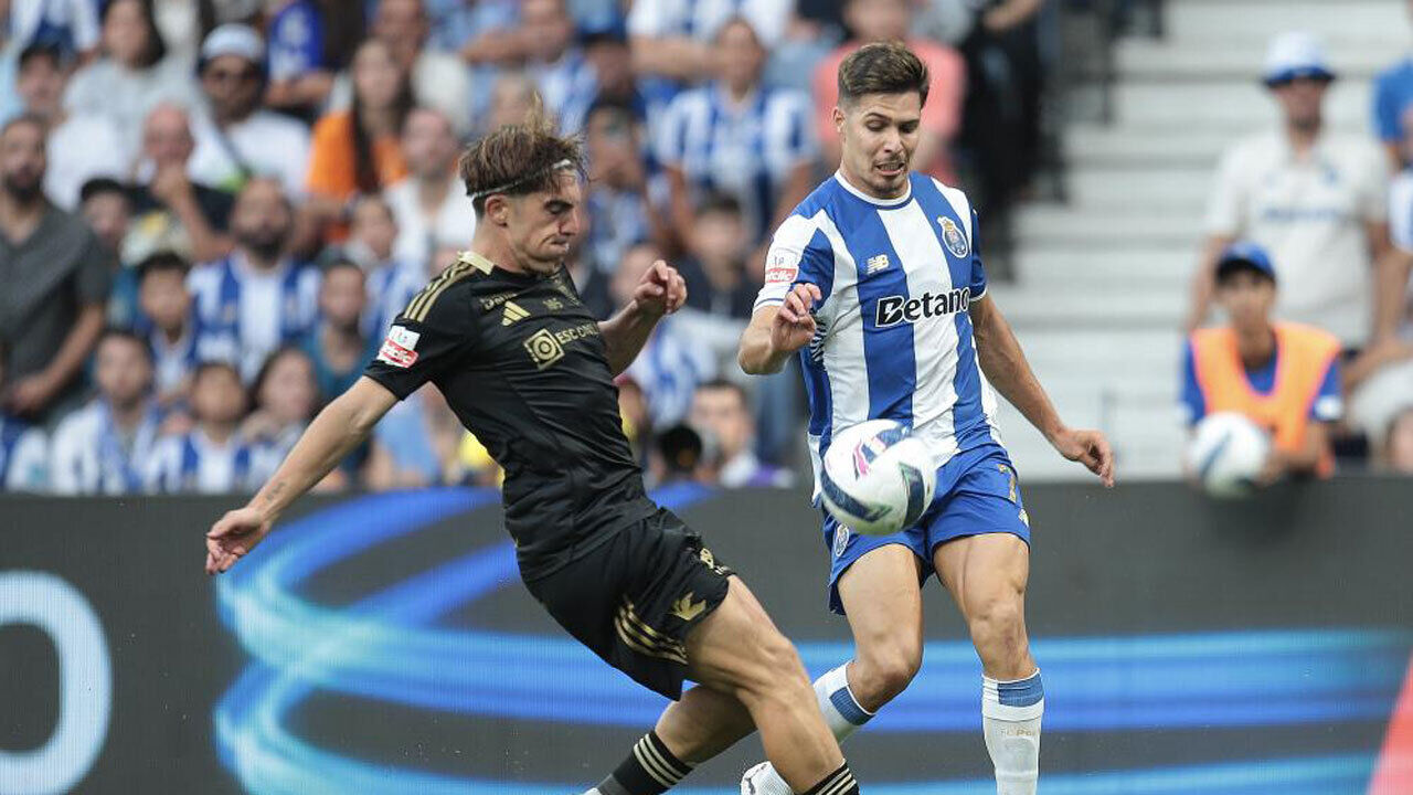 Jogo de futebol com jogadores do FC Porto em ação