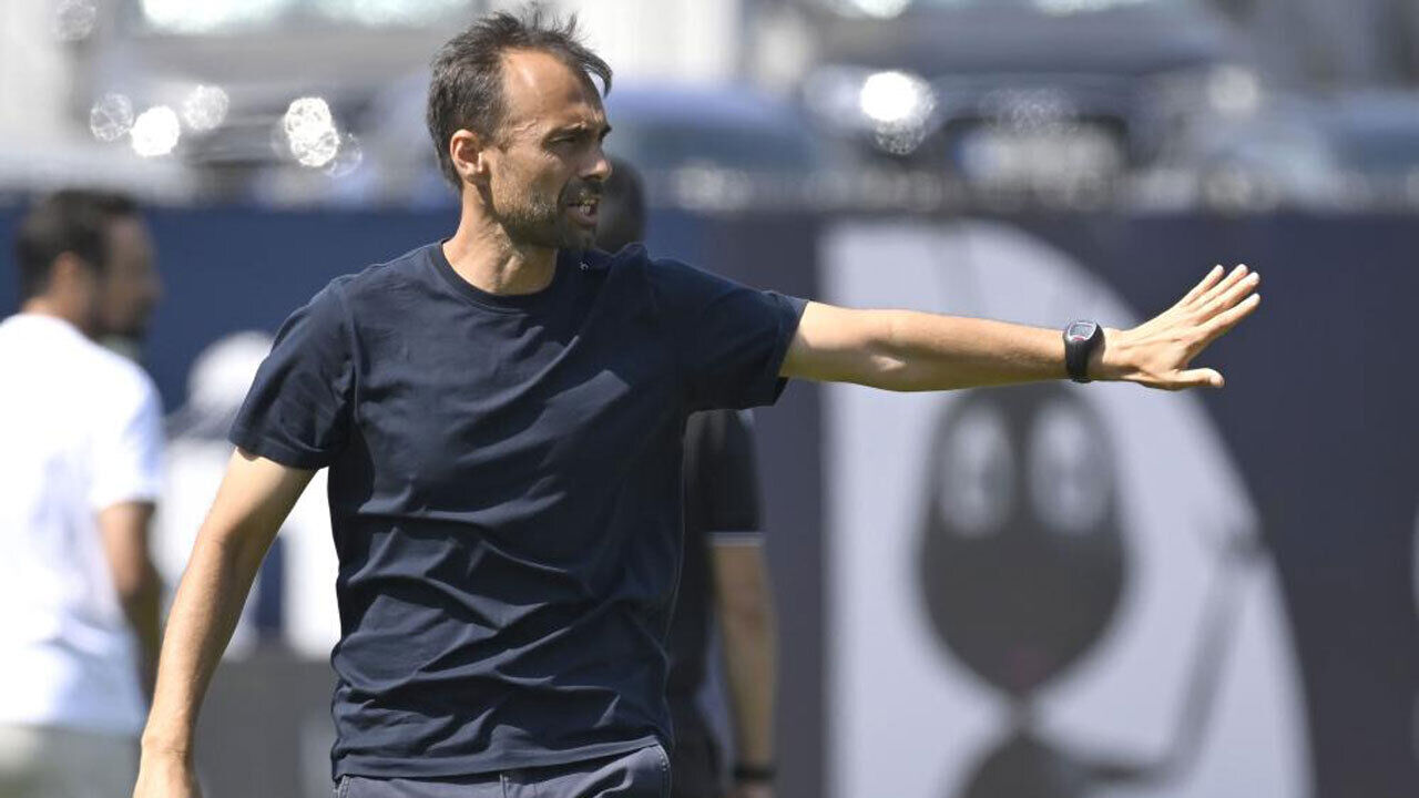 Treinador gesticula durante sessão de treino